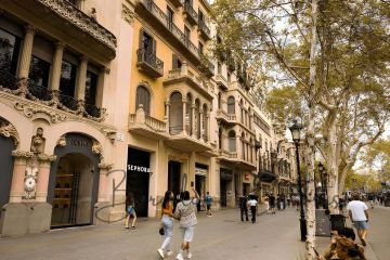 Staying Near Fira Gran Via for Construmat 2027?