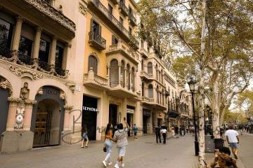 Staying Near Fira Gran Via for Construmat 2027?